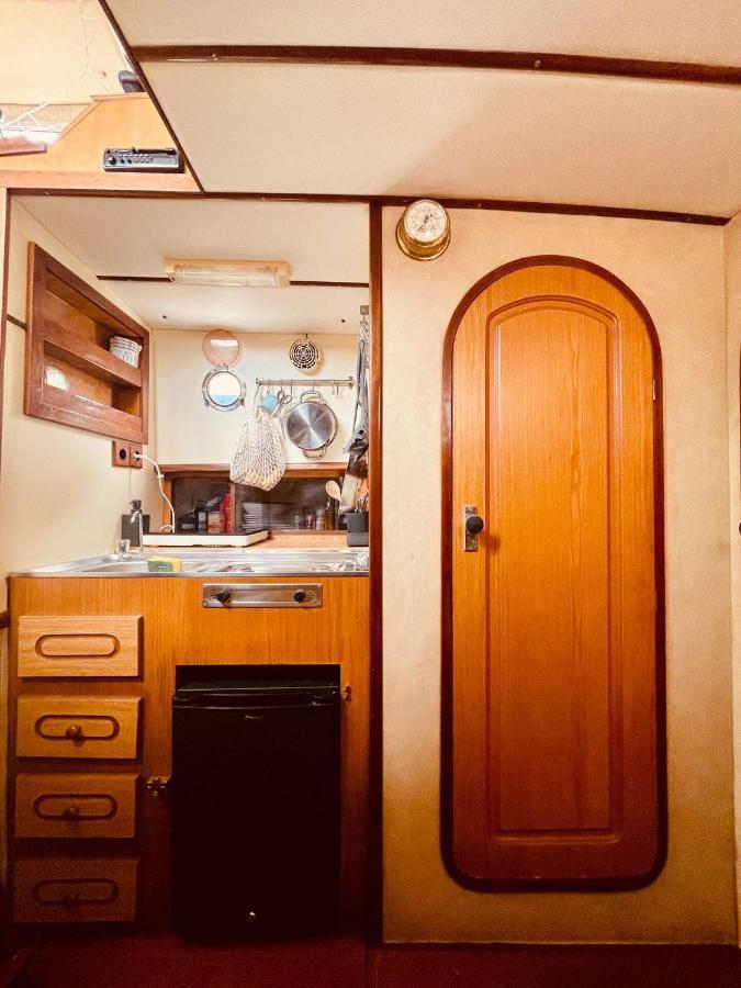 Stylish 80'S Fishing Boat Hotel Sant Adria de Besos Exterior foto